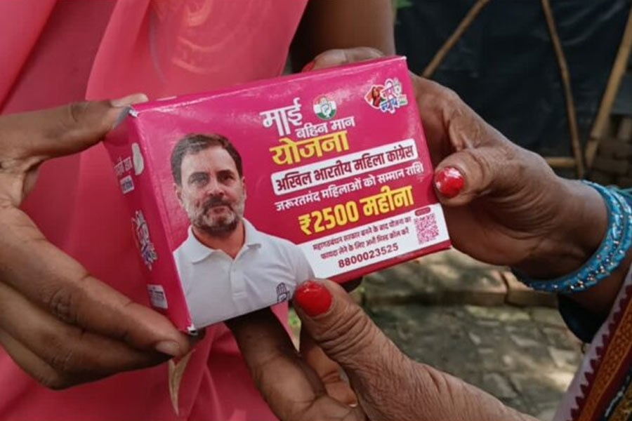 রাহুল এবার প্যাডম্যান ? ভোটমুখী বিহারে স্যানিটারি ন্যাপকিন বিলি কংগ্রেসের